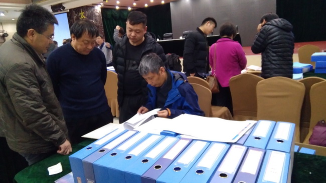 專家查閱原始資料，并與項目組成員交流.jpg